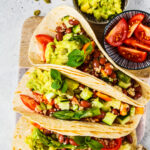 Tacos veganos com grão-de-bico e feijão com guacamole