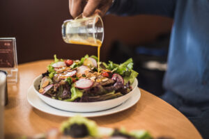 Molho para salada fit: confira 3 receitas para incluir na dieta