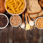 alimentos que contêm glúten, como pães, massas, cereais.