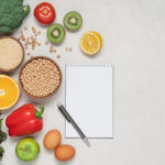 frutas e legumes e um bloco de notas