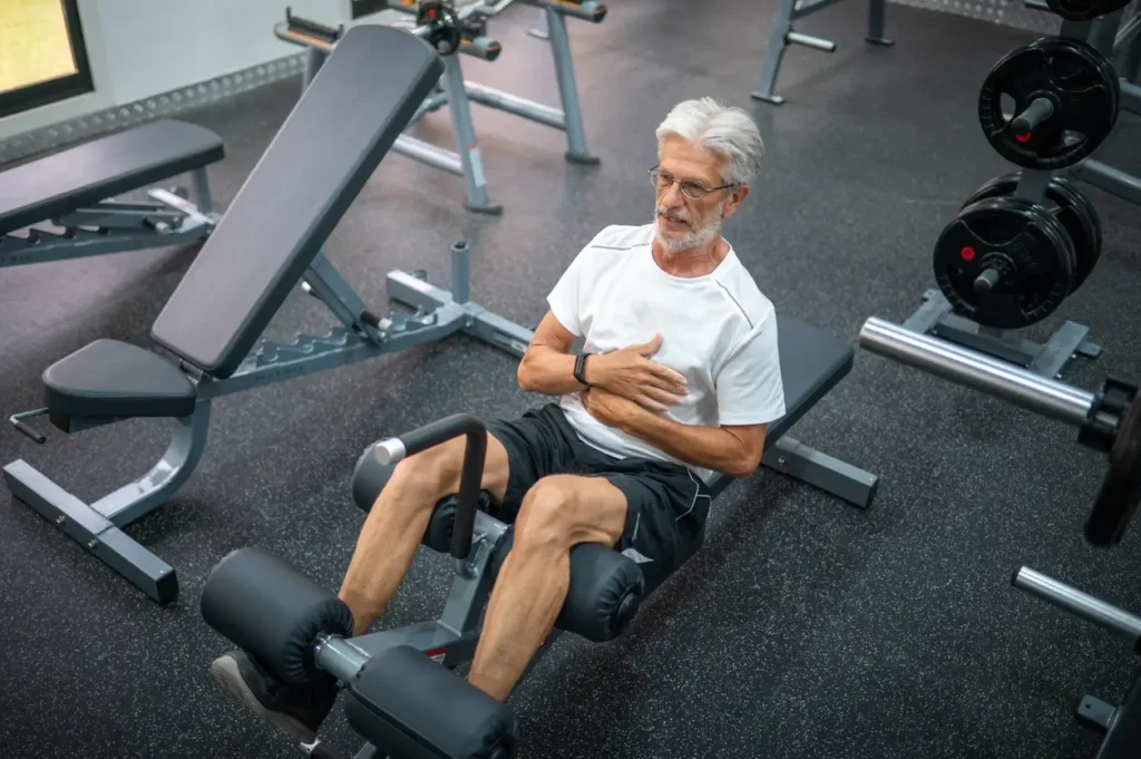 homem idoso fazendo exercício para representar musculação para idosos