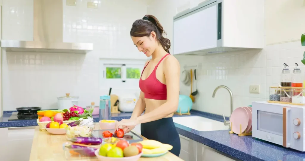 mulher cozinhando para representar receitas com psyllium